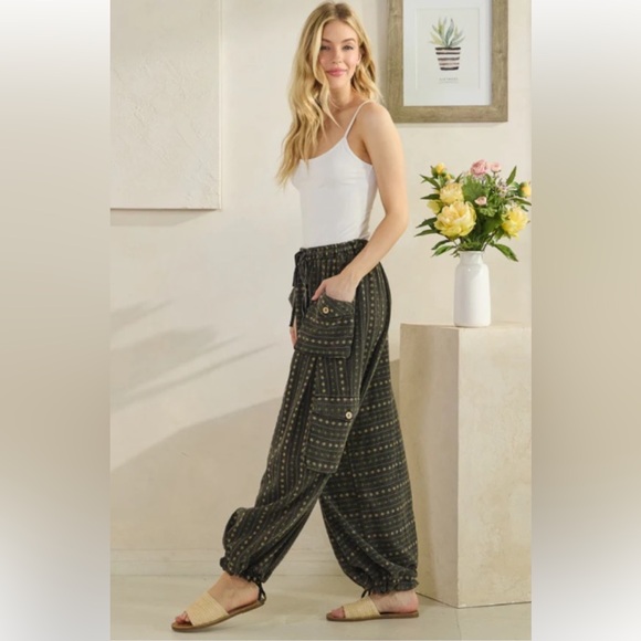 Oli & Hali Black Patterned Cargo Pants - Picture 3 of 5